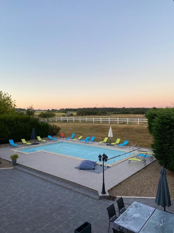 Kourline Villalunoterie Futuroscope Piscine Spa Oyre Bagian luar foto